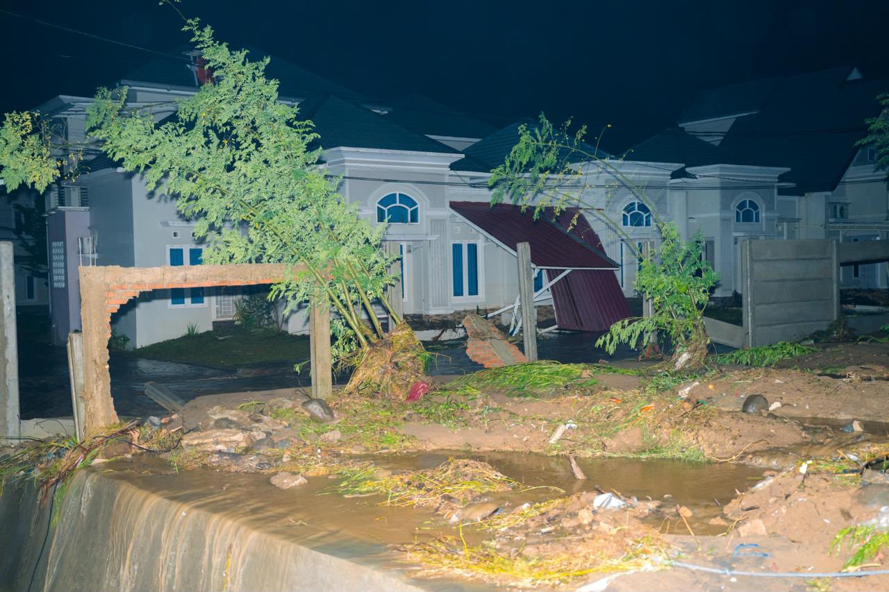 Respons Cepat Tangani Banjir Padang, Polri Kerahkan Personel dan Dirikan Posko Kesehatan