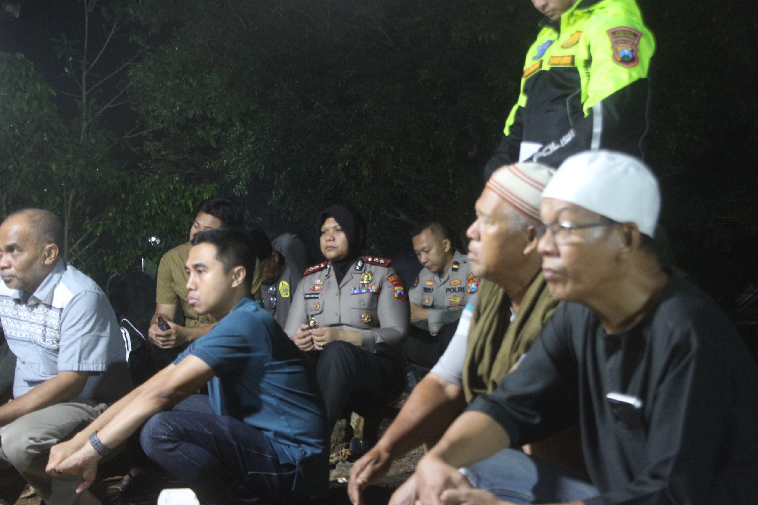 Polisi Bersama Masyarakat, Kapolres Probolinggo Dampingi Keluarga Korban Karhutla TNBTS hingga Peristirahatan Terakhir