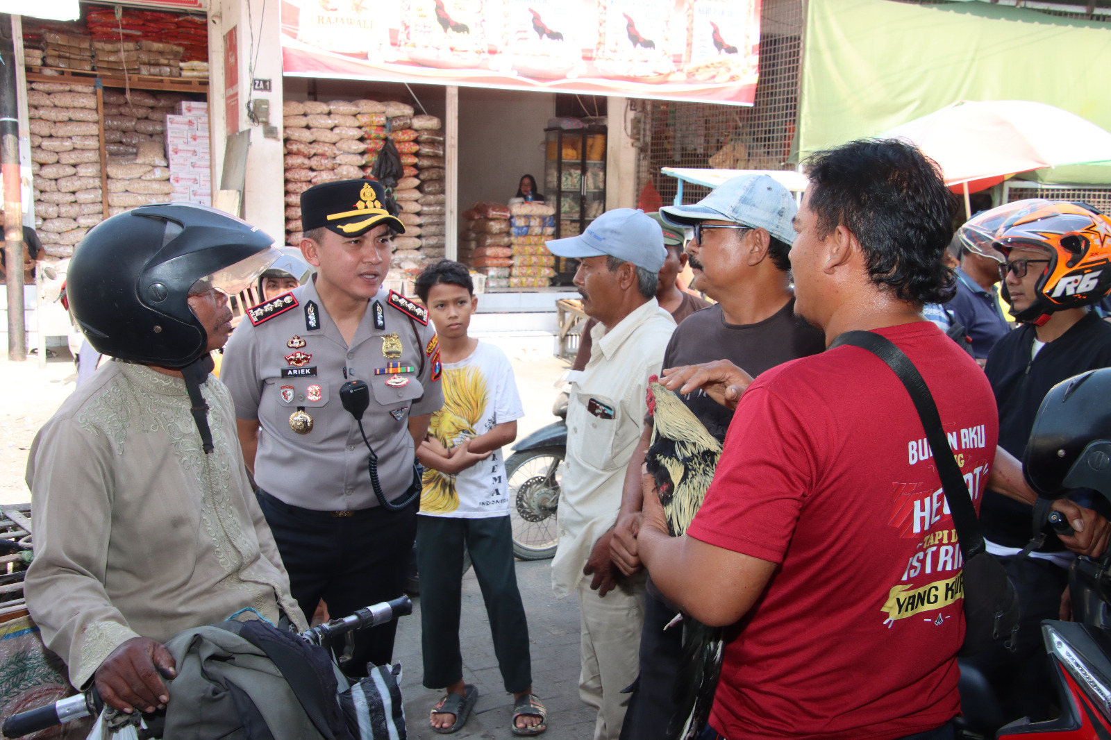 Polisi Bersama Masyarakat : Kapolresta Sumenep Blusukan di Pasar Anom Serap Aspirasi dan Perkuat Kamtibmas