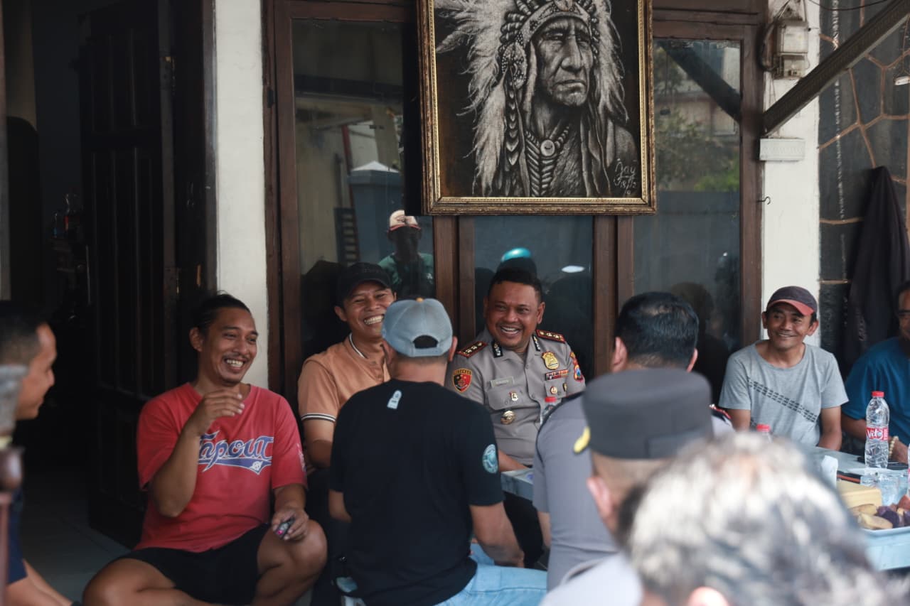 Kapolres Jember Serap Aspirasi Pedagang, Gelar Cangkrukan di Pasar Johar