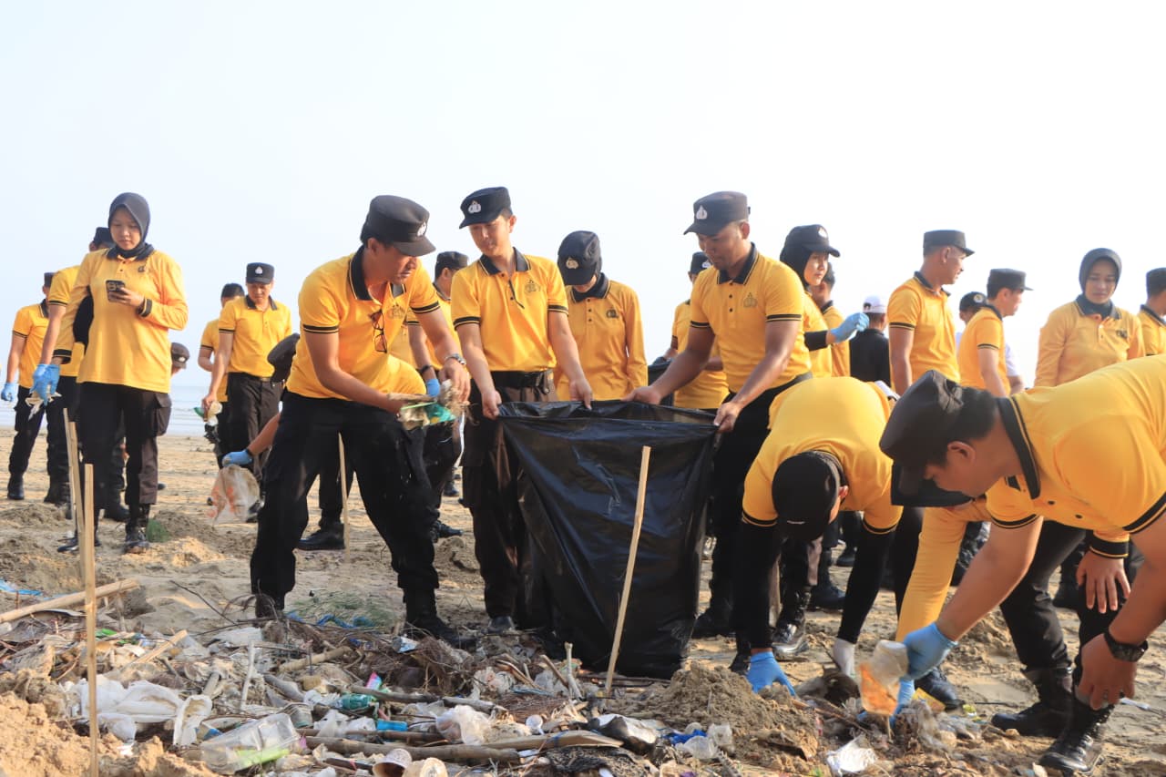 Green Policing : Polresta Tuban Bersihkan Sampah dan Tanam 200 Cemara di Pantai Jenu