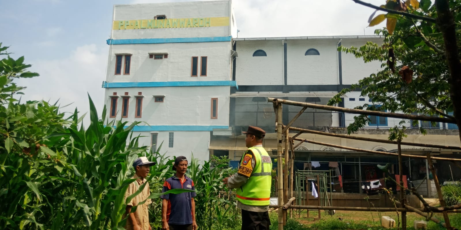 Bhabinkamtibmas Tulungrejo Sambang Petani dan Santri Pengelola Lahan Jagung, Perkuat Ketahanan Pangan dan Kemitraan
