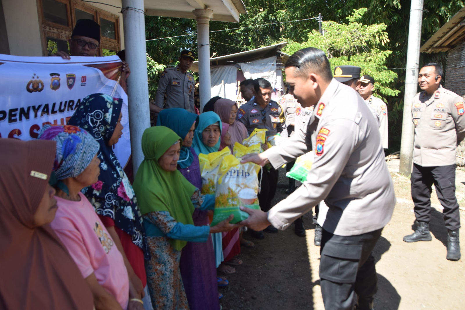Polres Bondowoso Salurkan Bantuan Beras untuk Warga Curahpoh di Hari Bhayangkara - ke 80