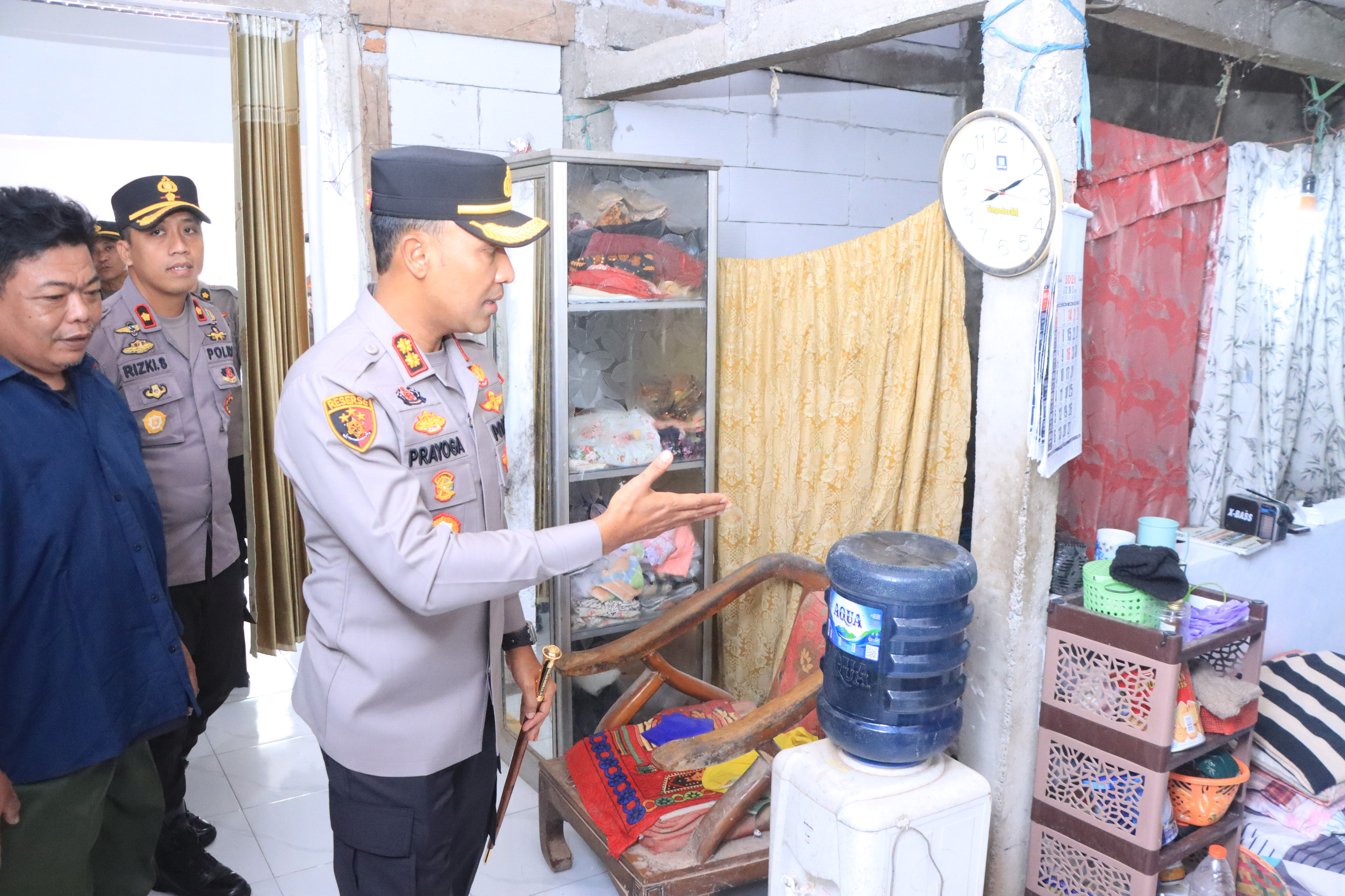 Hari Bhayangkara ke - 80 Polres Ngawi Bedah Dua Rumah Jadi Layak Huni, Hadirkan Senyum dan Harapan Warga