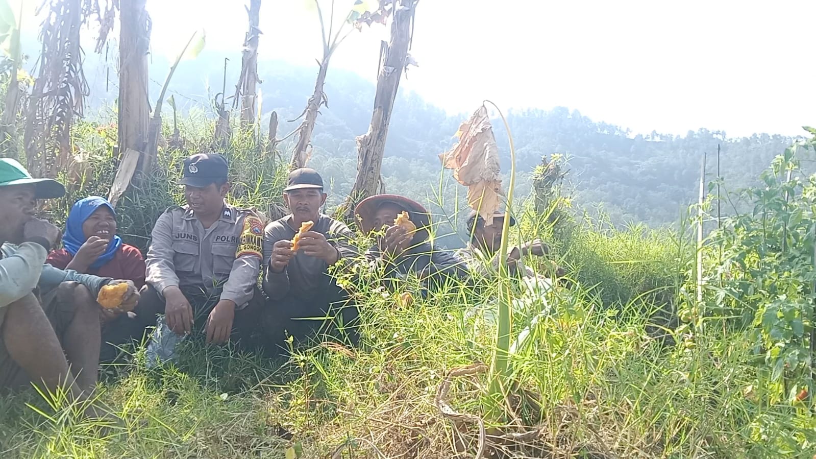 Perkuat Ketahanan Pangan dan Kamtibmas, Aipda Junaedi Salam Sambangi Kelompok Tani Makmur Trunojoyo