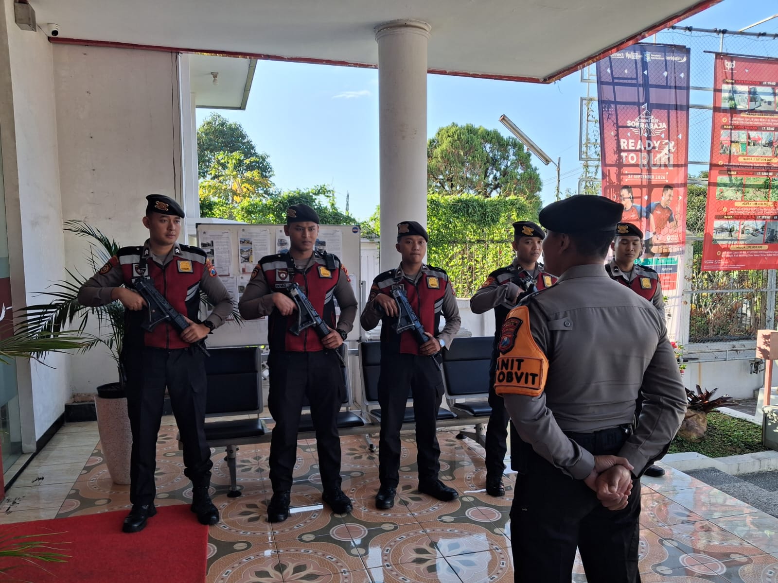 Jaga Kondusifitas dan Kenyamanan Nasabah, Sat Samapta Polres Batu Tebarkan Personel Pam Obvit di Bank Jatim