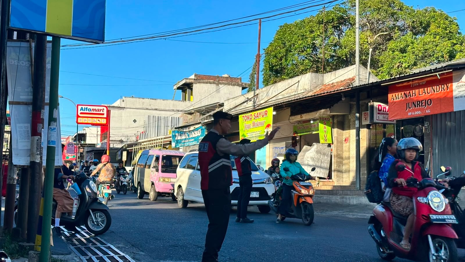 Urai Kepadatan dan Jaga Keamanan Pengguna Jalan, Unit Patroli Sat Samapta Polres Batu Gencarkan Pengaturan di Poros Jalan Ramai