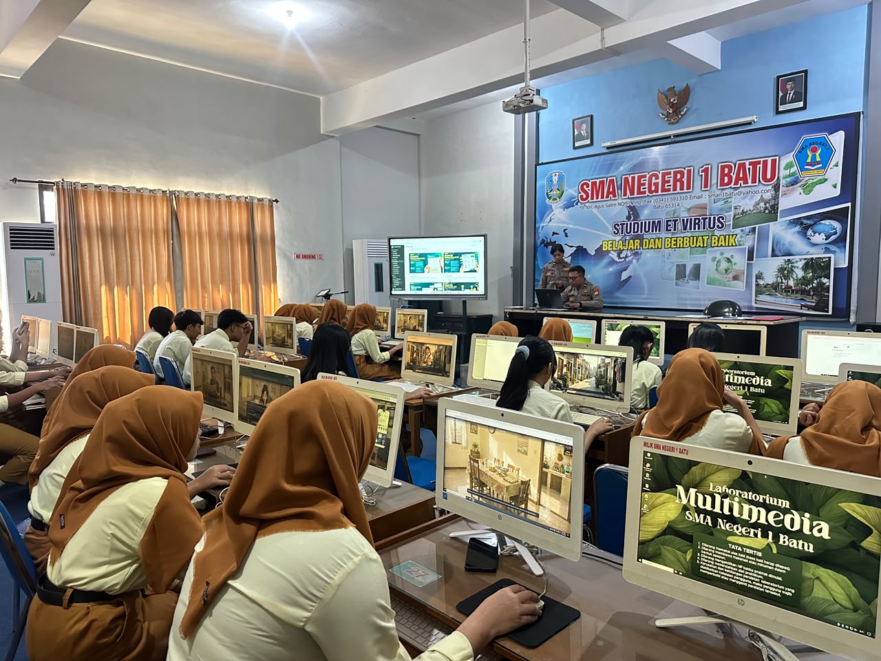 Hari Kedua Edukasi AI, Polres Batu Bekali Pelajar SMAN 1 Batu Jadi Generasi Digital yang Cerdas dan Bijak