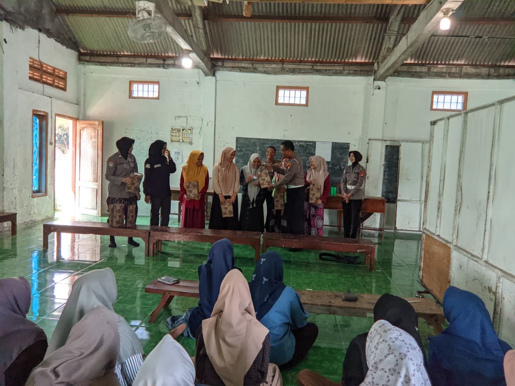 Polwan Polres Ngawi Gandeng Da'i Kamtibmas Edukasi Santri Cegah Perilaku Kekerasan